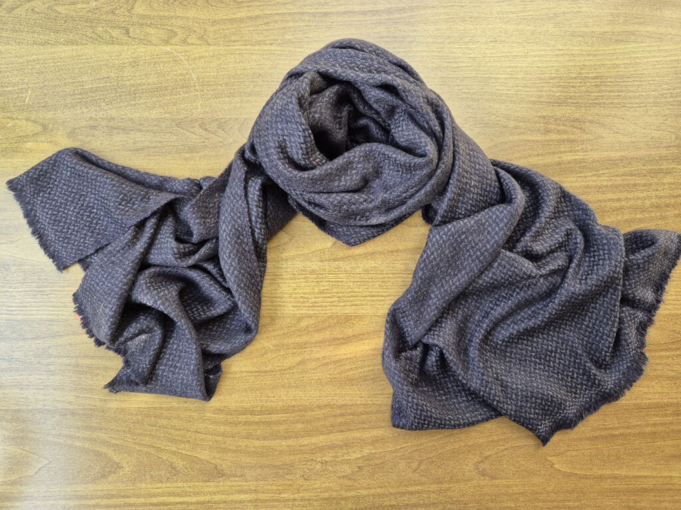 Kaschmir-Schal in feiner Strukturwebung | Graphitgrau | handgewebt von LWH | 68×190 cm